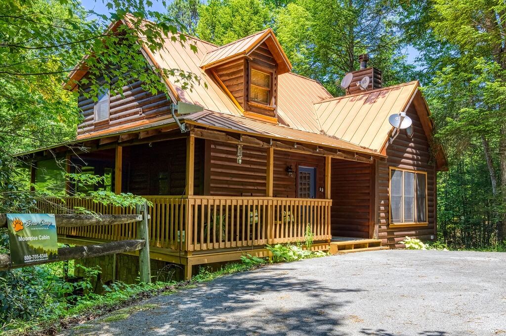 The exterior of one of the pet-friendly cabins in the Smoky Mountains. 