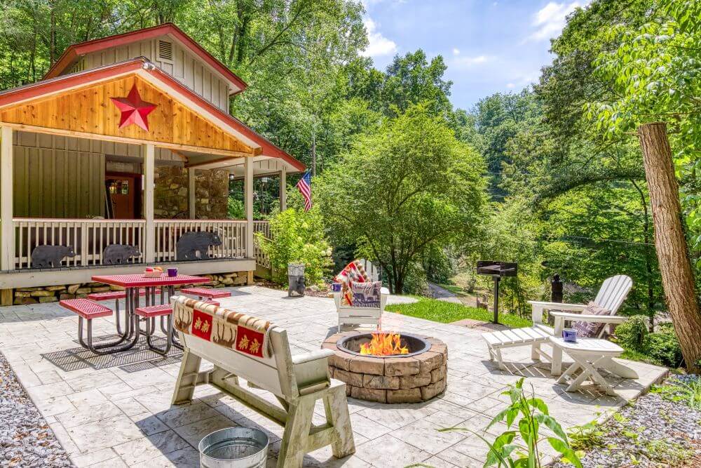 The outdoor area of a Wears Valley cabin rental.